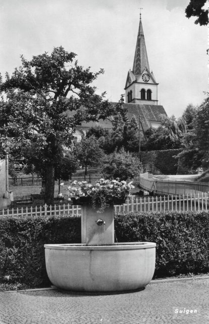 Dorfbrunnen mit Kirche