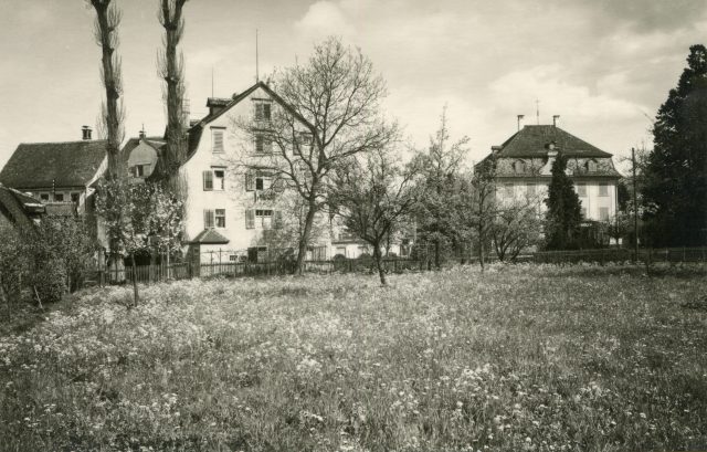 Historische Garten- und Häuseransicht mit Villencharakter