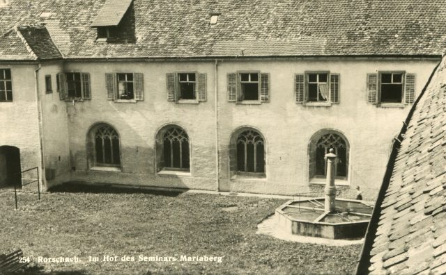 Im Hof des Seminars Mariaberg