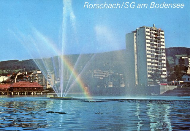 Hafenbecken mit Fontäne und Hochhaus