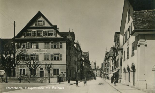 Hauptstrasse mit Rathaus