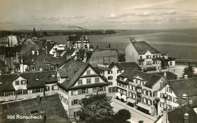 Blick über die Dächer zum See