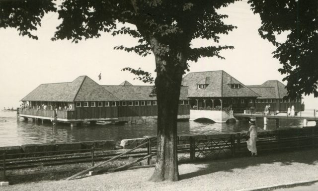 Ansicht der Badhütte am Seeufer