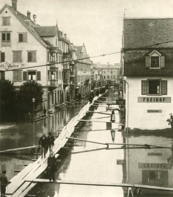 Hochwasseransicht mit Holzstegen beim Freihof