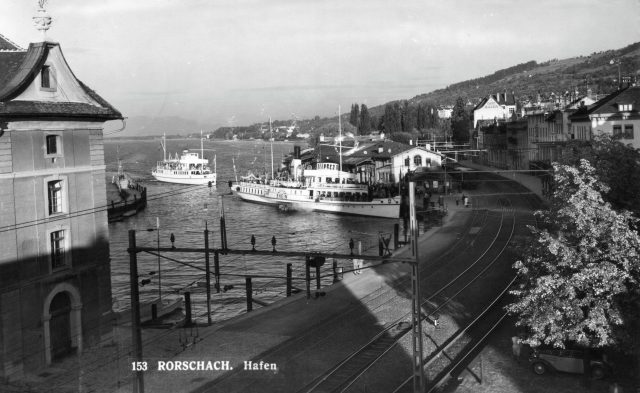 Hafenanlage mit Kursschiffen