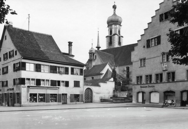 Kirchplatz mit der katholischen Kolumbanskirche