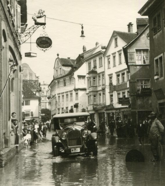 Hochwasserszene mit Automobil in überfluteter Strasse