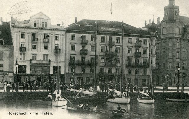Hafenbecken mit Segelbooten