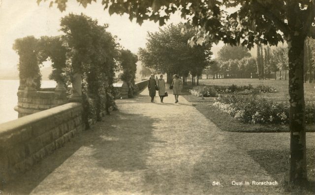 Spaziergängerinnen auf dem Quai