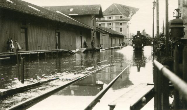 Hochwasseraufnahme am Bahnhof mit Dampflokomotive