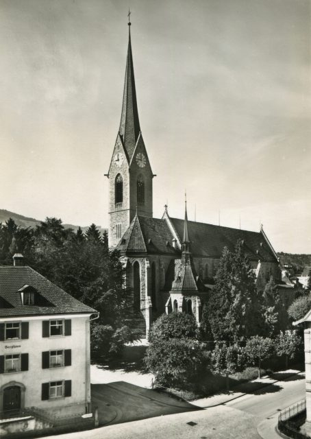 Katholische Herz-Jesu-Kirche mit Berghaus