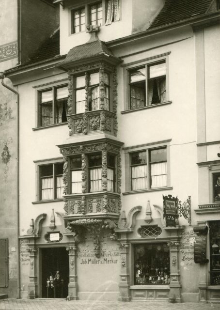 Fassadenansicht mit reich verziertem Erker und Ladenfront