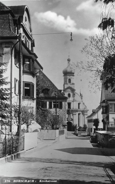 Blick durch die Kirchstrasse zur Kirche St. Kolumban