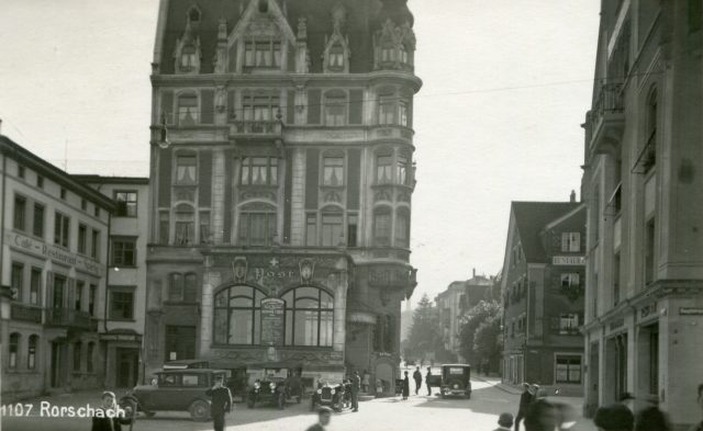 Marktplatz mit dem alten Postgebäude
