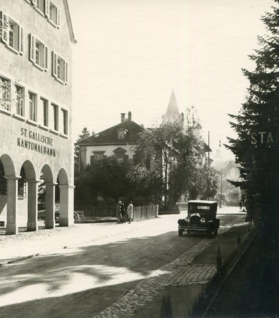 Strassenansicht bei der St. Gallischen Kantonalbank