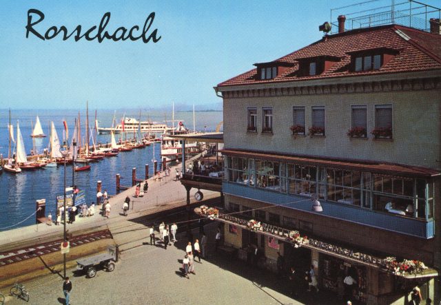 Hafenbahnhof mit Bahnhofbuffet und regem Treiben am Quai