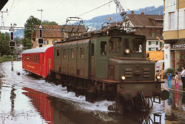 SBB-Lokomotive Ae 3/6 II im Hochwasser am Hafen
