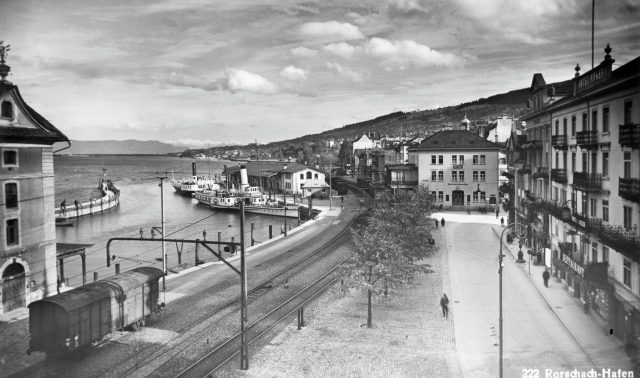 Hafenbahnhof und Quai mit Raddampfern und Hotel Anker