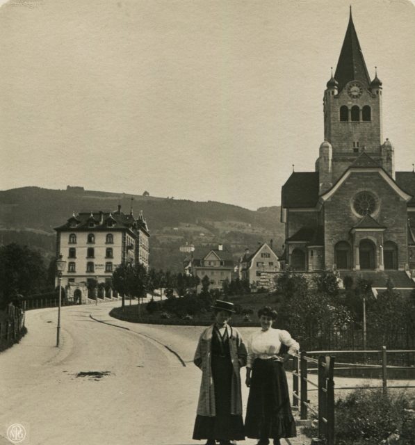Herz-Jesu-Kirche mit Spaziergängerinnen im Vordergrund