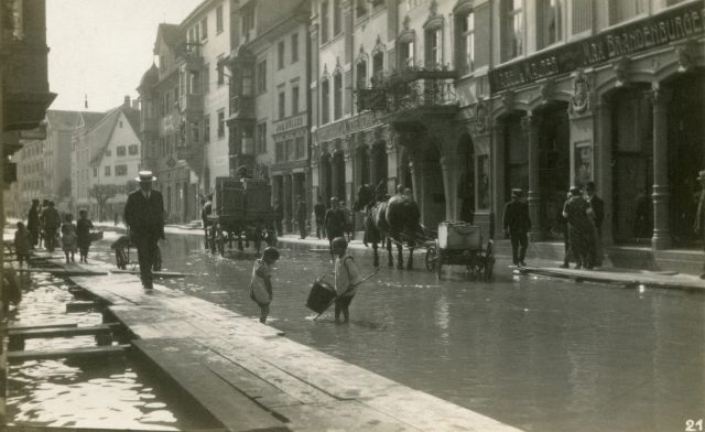 Hochwasserszene in der Hauptstrasse mit Holzstegen