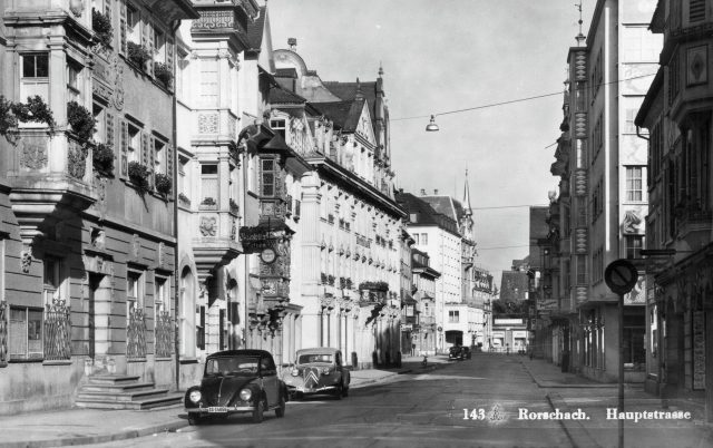 Hauptstrasse mit historischen Erkern und Oldtimern
