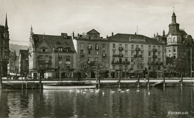Hafenquai mit Hotel Anker und Schwänen im Hafenbecken