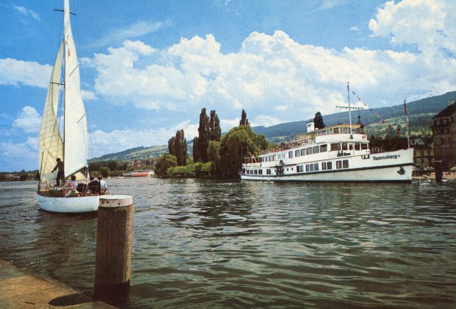 Hafenbecken mit dem Motorschiff Ravensburg und Segelboot