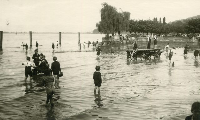 Seeuferaufnahme mit spielenden Kindern im Hochwasser