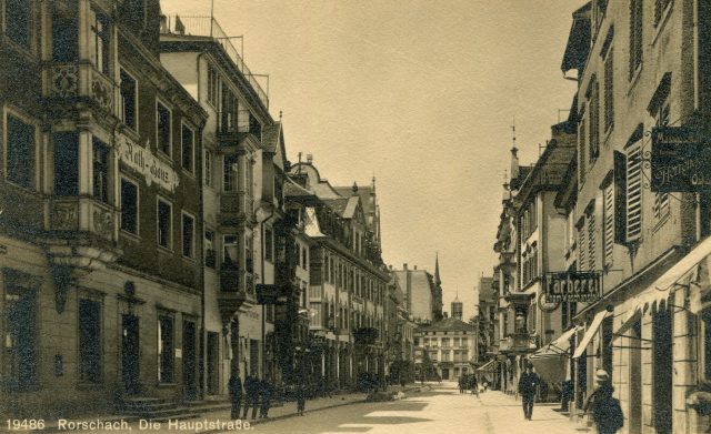 Blick durch die Hauptstraße mit Rathaus und Hoffmann’schem Haus