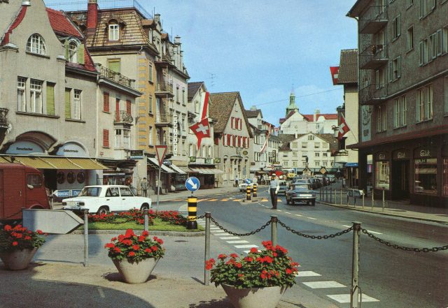 Belebte Hauptstraße mit Verkehrsregelung