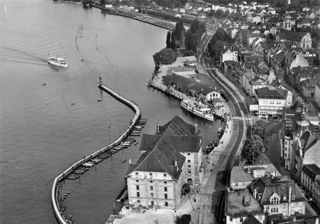 Luftaufnahme des Rorschacher Hafens mit Kornhaus und Schiffen