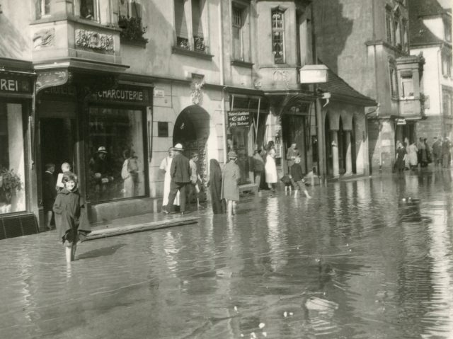 Hochwasserszene vor Charcuterie und Café