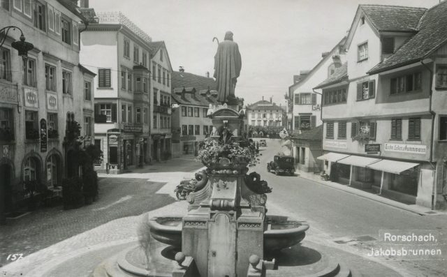 Kronenplatz mit Jakobsbrunnen und Blick in die Hauptstrasse