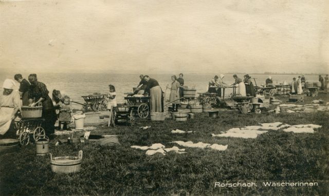 Wäscherinnen am Bodenseeufer bei der Rasenbleiche