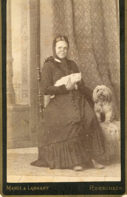 Atelier-Porträt einer Dame mit Katze und Hund (ca. 1890–1895)