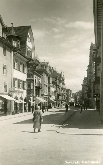 Belebtes Stadtleben in der Hauptstrasse