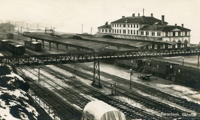 Seltene Gesamtansicht des Bahnhofs mit Passantensteg