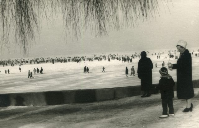 Winterliche Seeansicht mit Menschen auf dem gefrorenen Bodensee