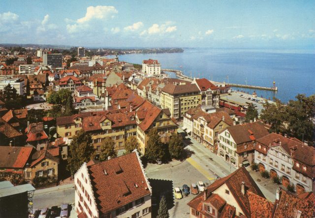Vogelperspektive über die Altstadt zum Hafenbecken