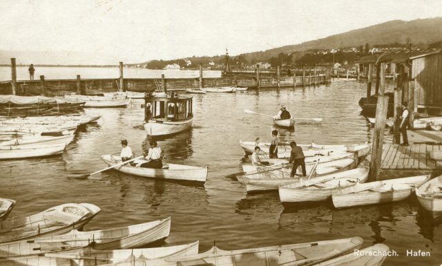 Treiben beim Bootsverleih im Hafenbecken