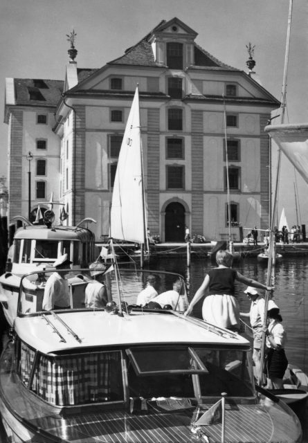 Sommerliches Treiben am Hafenquai vor dem Kornhaus