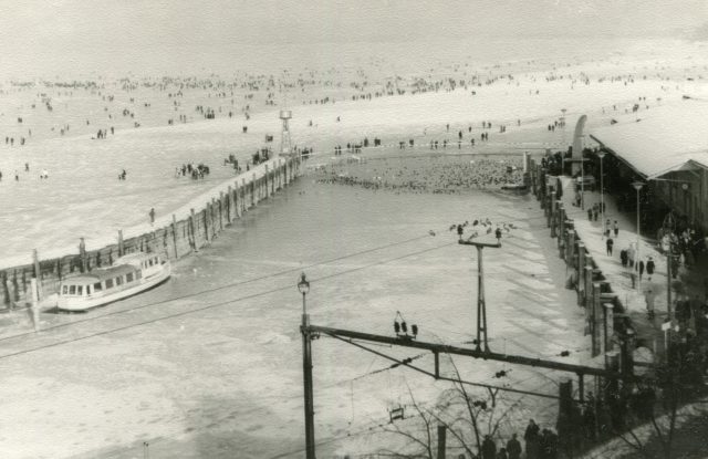 Winterliche Hafenansicht während der Bodensee-Gfrörni 1963