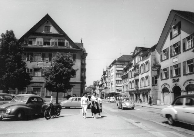 Belebte Hauptstrasse beim Rathaus am Marktplatz