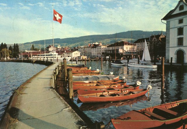Farbige Hafenidylle mit Holzbooten und Kornhaus