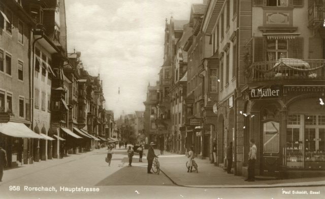 Hauptstrasse mit Geschäft H. Müller und Bäckerei Kinzelbach