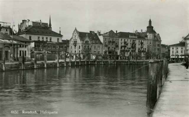 Blick über das Hafenbecken zur Quai-Häuserfront