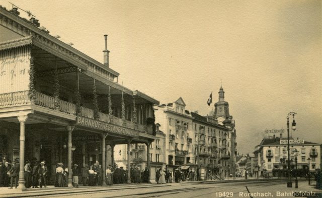 Belebter Bahnhofplatz mit der Bahnhofrestauration