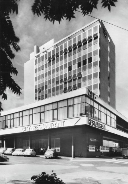 Modernes Coop-City-Center mit City-Restaurant