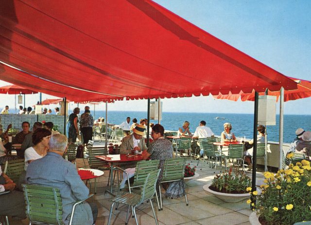 Sonnige Seeterrasse des Seerestaurants mit Blick auf den Bodensee
