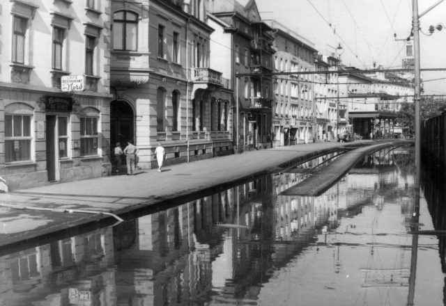 Hochwasser am Hafenbahnhof mit Restaurant du Nord